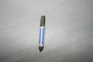 0080        石锥
未定级     新石器时代
长5.1、宽0.7、高0.7、重0.01