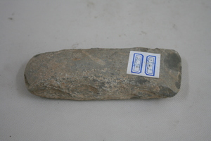 0949           石斧
一般文物     新石器时代
长14.6、宽5.2、高2.9、重0.4