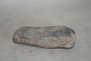 0866           石斧
一般文物     新石器时代
长14.3、宽6.4、高2.7、重0.45