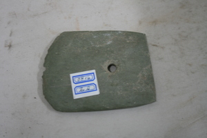 0814          带孔石刀
一般文物    新石器时代
长12.2、宽9.6、高0.2、重0.3