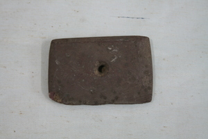 0245          带孔石刀
一般文物    新石器时代
长7.2、宽4.9、高1.0、重0.06