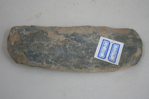 0950          石斧
一般文物    新石器时代
长16.0、宽5.9、高1.9、重0.35