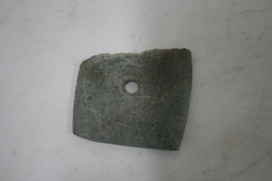 0815           带孔石刀
一般 文物     新石器时代
长13.0、宽11.3、高1.4、重0.38