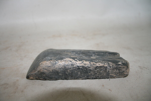 0304            石斧
一般文物      新石器时代
长11.4、宽4.9、重1.3、重0.13