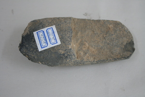 0952           石斧
一般文物     新石器时代
长14.9、宽6.8、高4.3、重0.55