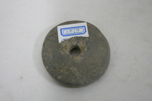 0838        石纺轮
一般文物    新石器时代
长6.4、宽6.4、高1.2、重0.09