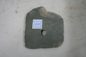 0816           带孔石刀
一般文物     新石器时代
长13.1、宽11.1、高0.5、重0.36