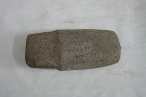 0244           石刀
一般文物     新石器时代
长10.3、宽6.8、高1.1、重0.1