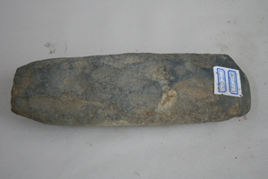 0953         石斧
一般文物   新石器时代
长22.8、宽7.0、高5.3、重1.46