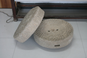 0183         石磨
三级文物    汉
长48.0、宽48.0、高30.0、重107.1