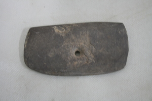 0345          带孔石刀
一般文物    新石器时代
长9.3、宽4.8、高0.8、重0.1