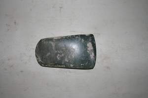 0306         石斧
一般文物    新石器时代
长14.0、宽8.0、高2.0、重0.4