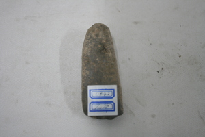 0842         石斧
一般文物    新石器时代
长10.3、宽3.9、高2.9、重0.2