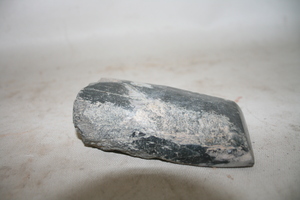 0307     石斧
一般文物      新石器时代
长12.0、宽6.6、重3.4、重0.5