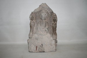 0107    一佛二菩萨造像碑
一级文物    西魏时代
长11.5、宽24.0、高39.0、重14.11