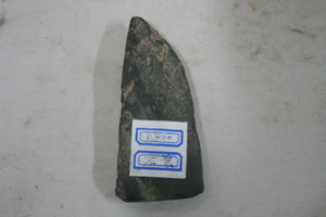 0821           石凿
一般文物     新石器时代
长6.7、宽3.7、高1.2、重0.08