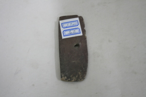 0846           带孔石刀
一般文物     新石器时代
长9.5、宽3.8、高0.7、重0.06