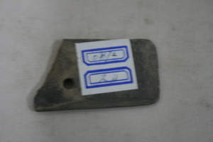 0872          带孔石刀
一般文物    新石器时代
长6.6、宽3.8、高0.6、重0.05