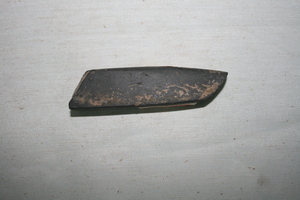 0077         石凿
未定级     新石器时代
长8.2、宽2.1、高1.2、重0.02