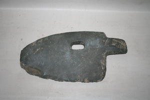 0143         带孔石刀
二级文物   新石器时代
长38.0、宽18.5、高2.7、重3.18