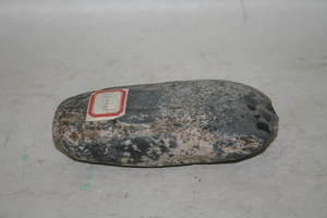 0626        石斧
一般文物         新石器时代
长16.6、宽6.9、高4.6、重0.95