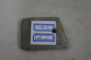 0874          带孔石刀
一般文物    新石器时代
长5.3、宽3.8、高0.65、重0.05