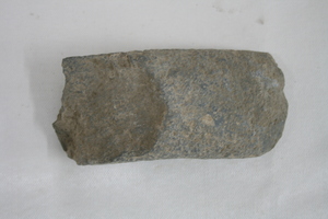 1236           石斧
一般文物     新石器时代
长14.0、宽6.1、高5.1、重0.65