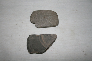 0078      石刀残片
未定级    新石器时代
长7.2、宽4.4、高1.4、重0.1