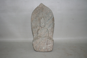 0112      石雕佛像
一级文物     东晋十六国时代
长12.5、宽5.0、高25.0、重2.5