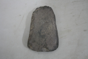 0346              石斧
一般文物        新石器时代
长11.4、宽7.4、高2.0、重0.3