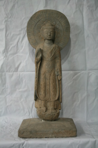 0111     石雕立佛像
一级文物     北周时代
长35.0、宽44.5、高100.5、重67.6