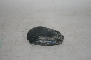 0627              石斧
一般文物        新石器时代
长9.4、宽6.6、高2.0、重0.2