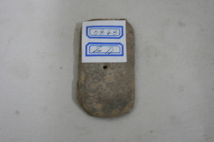 0848          带孔石刀
一般文物     新石器时代
长6.5、宽3.5、高0.5、重0.05