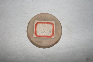 0076      石英胎
未定级    新石器时代
长6.1、宽6.1、高0.5、重0.03