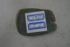 0875          带孔石刀
一般文物    新石器时代
长5.5、宽4.0、高0.8、重0.05