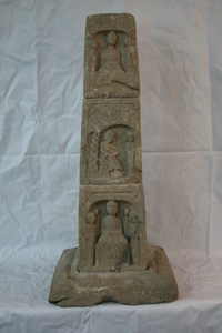 0123    三级造像塔
二级文物     北魏时代
长44.0、宽44.0、高104.8、重164.85