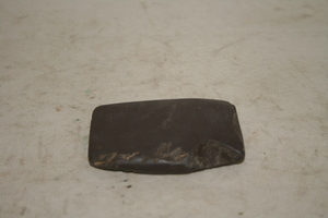 0628          石锛
一本文物      新石器时代
长7.9、宽4.9、高1.4、重0.1