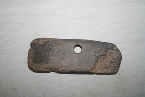 0071     带孔石刀
未定级   新石器时代
长9.3、宽3.5、高0.5、重0.02