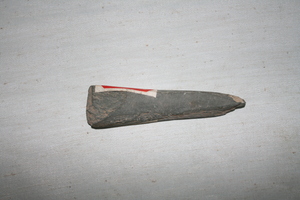 0070       石凿
未定级    新石器时代
长8.9、宽2.4、高0.7、重0.01