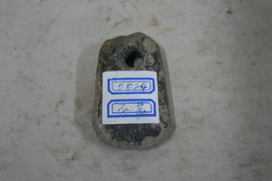 0824        石凿
一般文物    新石器时代
长6.4、宽4.0、高1.6、重0.1