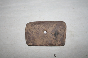 0069      带孔石刀
未定级    新石器时代
长8.3、宽5.1、高0.7、重0.04