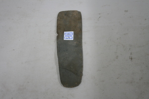 0882          石斧
一般文物    新石器时代
长24.2、宽7.8、高1.1、重0.42